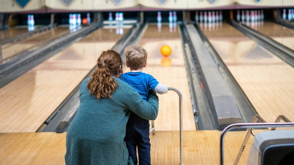 toddler, bowling, mom-4811042.jpg